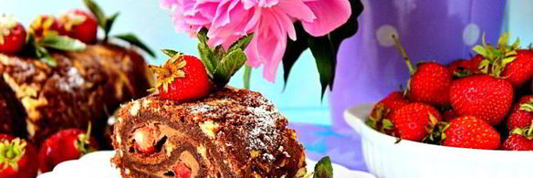 рулет с кофейным кремом и клубникой