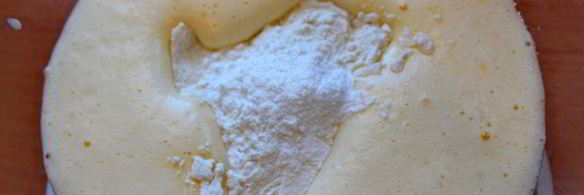 рулет с кофейным кремом и клубникой