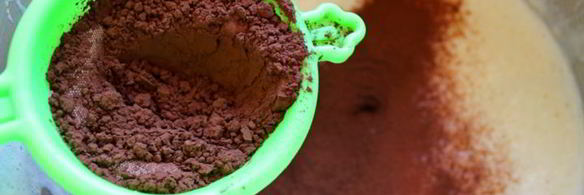 рулет с кофейным кремом и клубникой