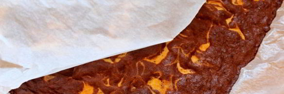 рулет с кофейным кремом и клубникой