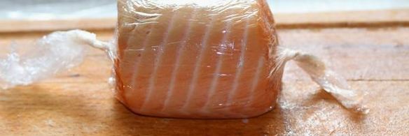 рулетики из лосося с кремом из рикотты