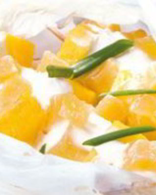 Шашлыки из ананаса с соусом крем-фреш