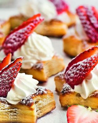 Слоеные корзиночки с клубникой и кремом шантильи