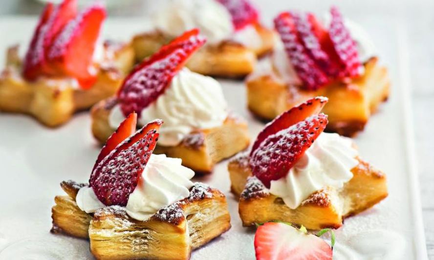 Рецепт слоеных корзиночек с клубникой и кремом шантильи