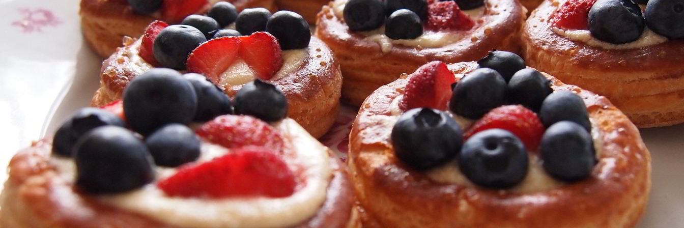 Слоеные корзиночки с заварным кремом и ягодами