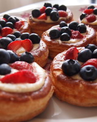 Слоеные корзиночки с заварным кремом и ягодами