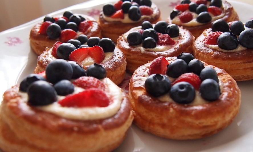 Рецепт слоеных корзиночек с заварным кремом и ягодами