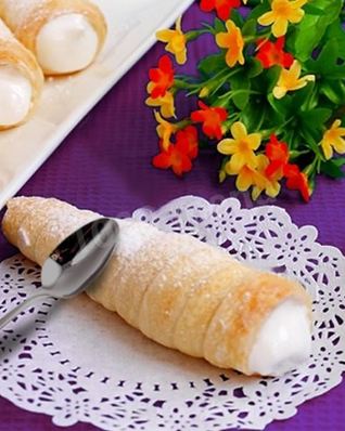 Слоеные трубочки с белковым кремом