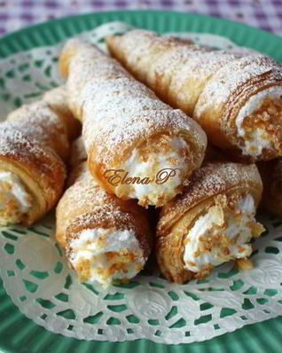 Слоеные трубочки с посыпкой и белковым кремом