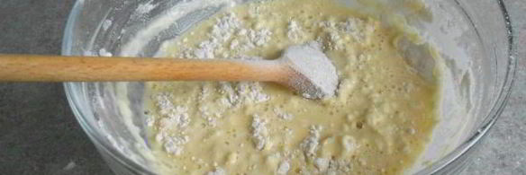 слоеные трубочки с посыпкой и белковым кремом