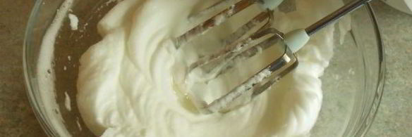 слоеные трубочки с посыпкой и белковым кремом