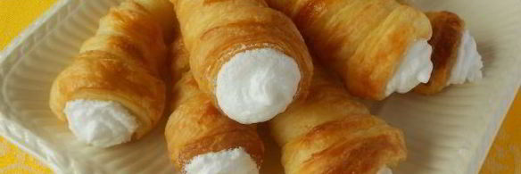 слоеные трубочки с посыпкой и белковым кремом