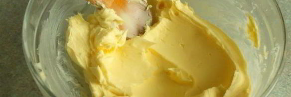 слоеные трубочки с посыпкой и белковым кремом