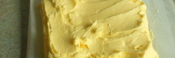 слоеные трубочки с посыпкой и белковым кремом