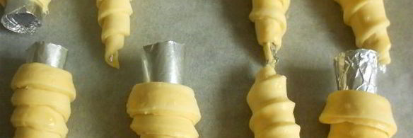 слоеные трубочки с посыпкой и белковым кремом