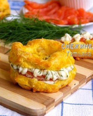 Сырные заварные колечки со сливочным кремом, сыром Джюгас и форелью