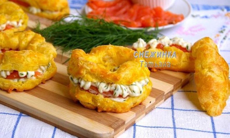 Рецепт сырных заварных колечек со сливочным кремом, сыром джюгас и форелью
