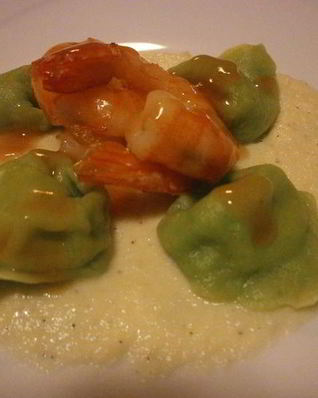 Тортеллини из зеленого теста с начинкой из креветок и кремом из редьки