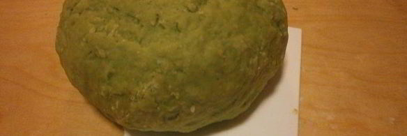 тортеллини из зеленого теста с начинкой из креветок и кремом из редьки