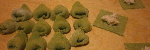 тортеллини из зеленого теста с начинкой из креветок и кремом из редьки