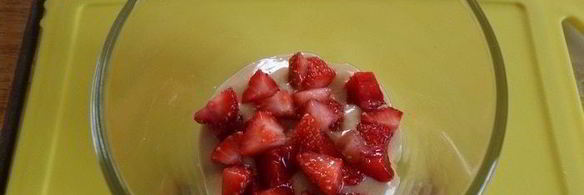 трайфл с рисовым кремом, клубникой и бананом