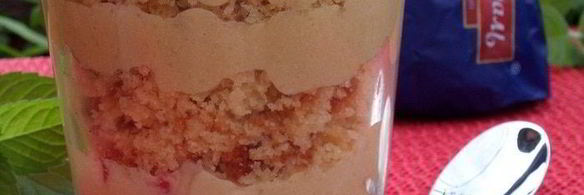 трайфл с рисовым кремом, клубникой и бананом