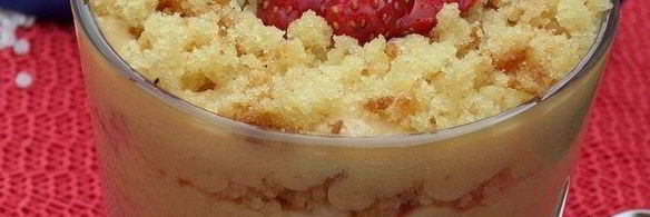 трайфл с рисовым кремом, клубникой и бананом