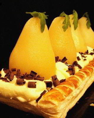 Винные груши с кремом Муслин на слоеном тесте