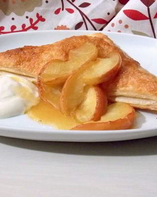 Яблоки на слоеном тесте со сметанным кремом