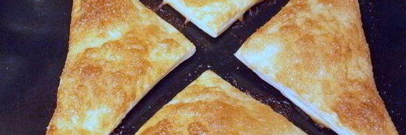 яблоки на слоеном тесте со сметанным кремом