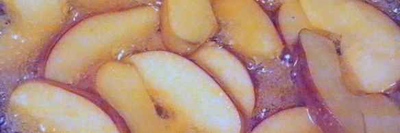 яблоки на слоеном тесте со сметанным кремом