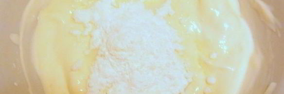 яблоки на слоеном тесте со сметанным кремом