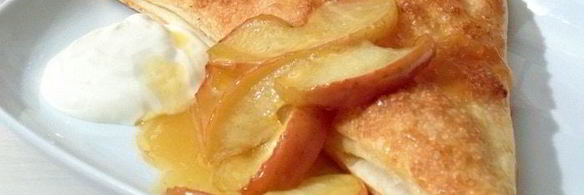 яблоки на слоеном тесте со сметанным кремом