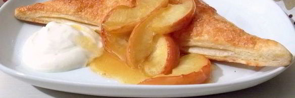 яблоки на слоеном тесте со сметанным кремом