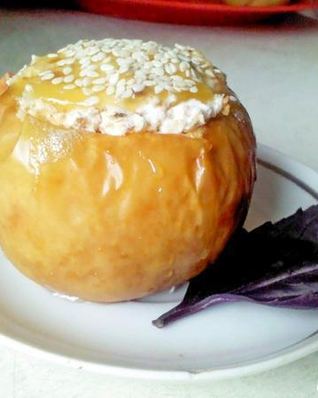 Яблоко запеченное со сметанным кремом