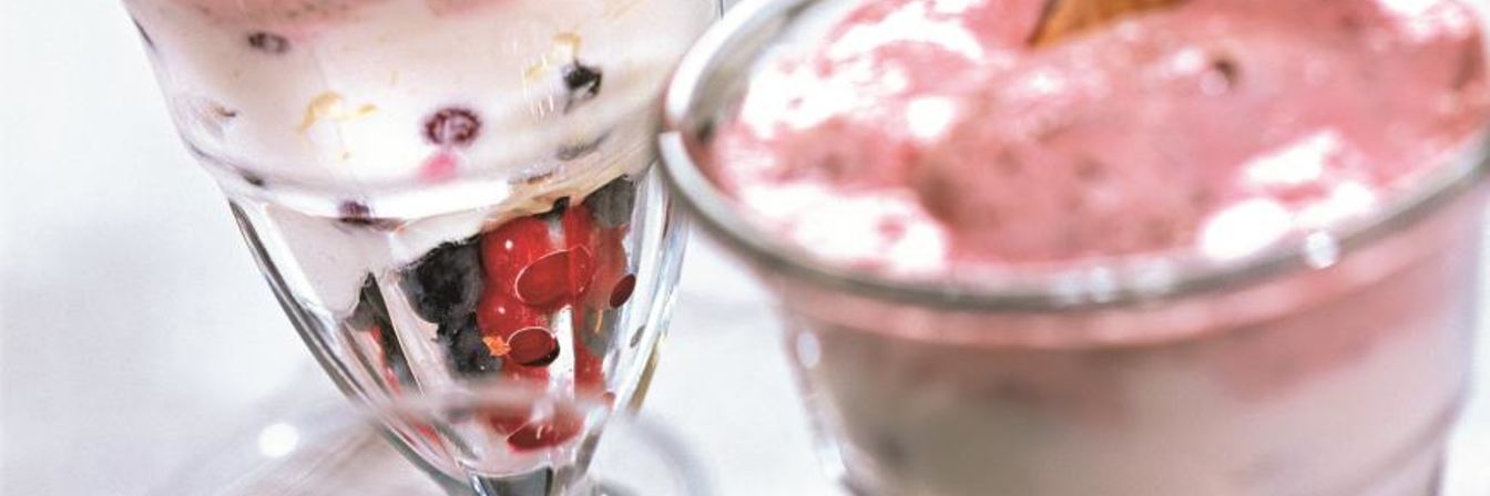 Ягоды с творожным кремом и йогуртовым соусом