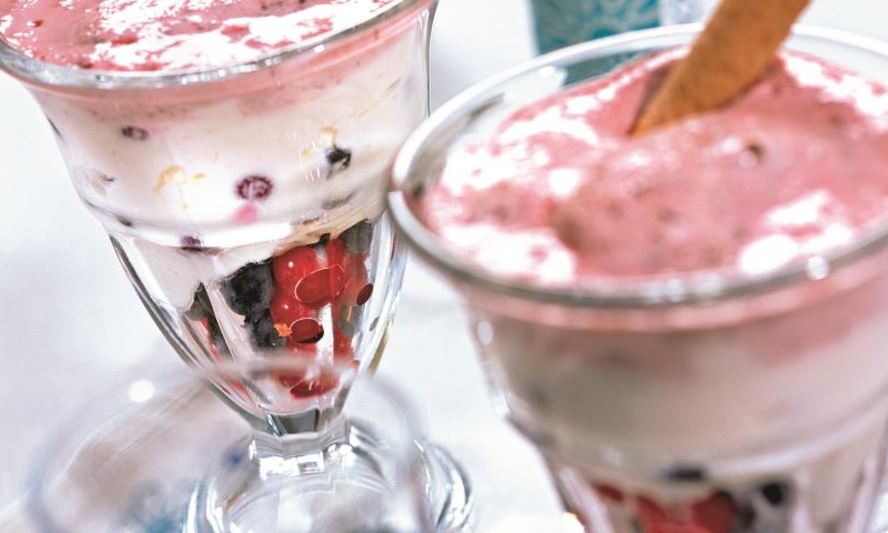 Рецепт ягод с творожным кремом и йогуртовым соусом