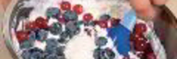 ягоды с творожным кремом и йогуртовым соусом