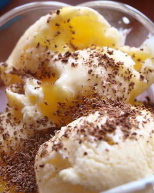 Апельсиновое мороженое с апельсиновым соусом