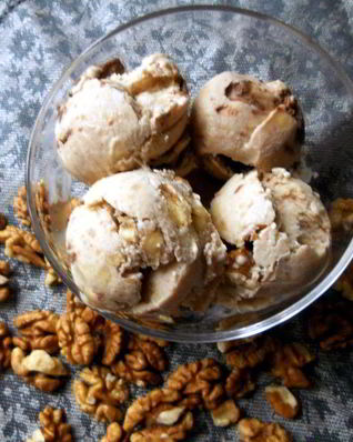 Банановое мороженое с шоколадом и грецкими орехами