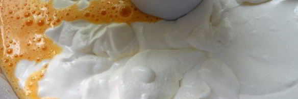 банановое мороженое с шоколадом и грецкими орехами