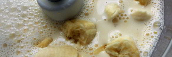 банановое мороженое с шоколадом и грецкими орехами