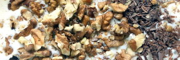 банановое мороженое с шоколадом и грецкими орехами