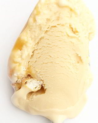 Карамельное мороженое с солеными претцелями и карамельной прослойкой