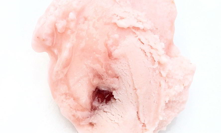 Рецепт клубничного мороженого с клубничной прослойкой