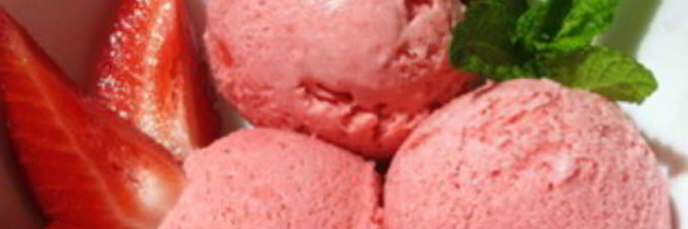 Клубничное мороженое с мятой