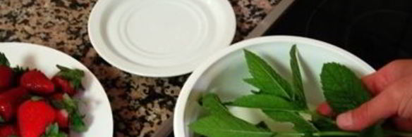 клубничное мороженое с мятой