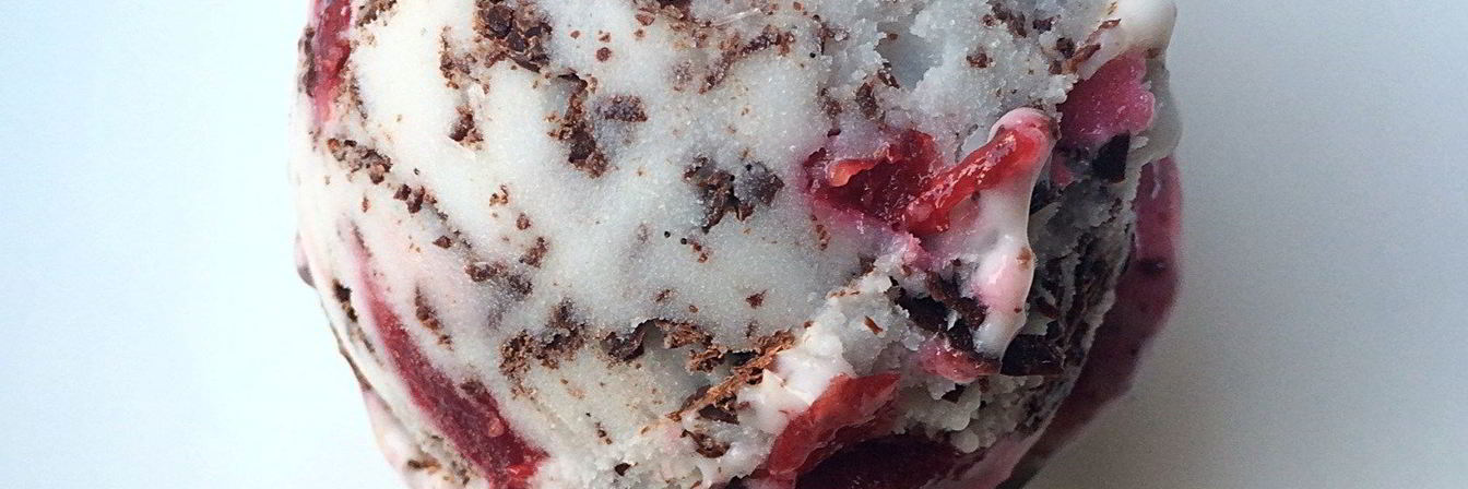 Кокосовое мороженое с вишней и темным шоколадом