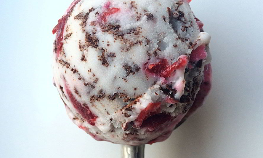 Рецепт кокосового мороженого с вишней и темным шоколадом
