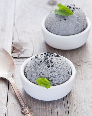 Мороженое из черного кунжута